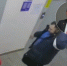Омский депутат-спортсмен во время дебоша с другом разбил стекло в подъезде (видео) - соцсети - ИА Новый Омск