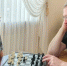 Семейная традиция: Александр Бурков играет с сыном в шахматы - Вечерний Омск