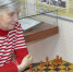 82-летняя подопечная Нежинского геронтоцентра до сих пор легко может стоять на голове и обыгрывает всех в шахматы - 12 канал