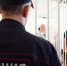 Одному угрожала, другого с лестницы столкнула: омичка напала на приставов - Om1.Ru
