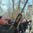 Спикер городского совета Владимир Корбут очищал столбы от рекламных объявлений - Gorod55.Ru