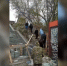 Жители Новосибирска соорудили ступеньки возле закрытой лестницы на Речном вокзале - Om1.Ru