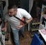 В подземном переходе омич стащил коробку мармеладных бургеров и попал на камеру - Om1.Ru
