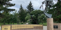 У скульптуры марафонца в Омске появилась новая табличка с именами победителей SIM - Минспорт Омской области