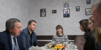Губернатор Омской области Виталий Хоценко навестил семью бойца СВО - СуперОмск