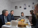 Губернатор Омской области Виталий Хоценко навестил семью бойца СВО