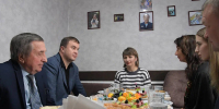 Виталий Хоценко навестил в Нижней Омке семью участника СВО - 12 канал