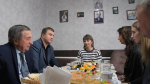 Губернатор Омской области Хоценко навестил семью бойца СВО Алексея Коломака в Нижней Омке