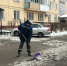 В Ленинском округе Омска продолжается очистка придомовых территорий от снега и льда - ИА Омскрегион