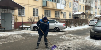 В Ленинском округе Омска продолжается очистка придомовых территорий от снега и льда - ИА Омскрегион