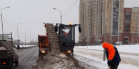 На омские дороги выводят дополнительных рабочих и звенья дорожной техники из-за снегопада - 12 канал