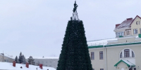 В Омской крепости рабочие устанавливают новогоднюю елку - Комсомольская Правда