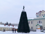 На площади Омской крепости устанавливают пятнадцатиметровую ель