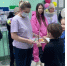 Школьники вручили омичкам на выписке новорожденных созданные своими руками сувениры - ИА Омскрегион