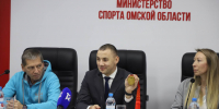 Алексей Ленберг презентовал медали Рождественского полумарафона-2025 - Минспорт Омской области