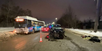 В Омске столкнулись иномарка и автобус с 40 пассажирами: водитель погиб - РИА Омск-информ