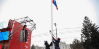 Участник СВО Александр Донских поднял флаг России на церемонии открытия Рождественского полумарафона - 12 канал
