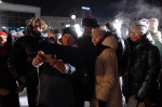 Губернатор Виталий Хоценко на ледовом празднике спел вместе со студентами гимн омской молодежи