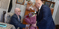 Сергей Шелест поздравил со 100-летним юбилеем участника Великой Отечественной войны - Om1.Ru