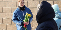 Раздача цветов на улицах, вручение подарков женам бойцов СВО, конкурсы для женщин-водителей: «Единая Россия» поздравляет омичек с 8 Марта - Единая Россия