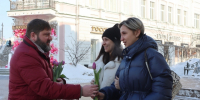 Раздача цветов на улицах, вручение подарков женам бойцов СВО, конкурсы для женщин-водителей: «Единая Россия» поздравляет омичек с 8 Марта - ИА Омскрегион