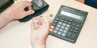 Местные жители уверены, что реальные суммы зарплат значительно ниже. - Gorod55.Ru