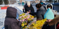 Омский вайб и искусство подбора цветов утром 8 Марта. Фото: Илья Петров - ИА Омск здесь