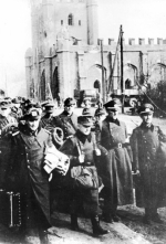3 - Пленные солдаты и офицеры у Королевских ворот Кёнигсберга. 12.04.1945 г. Фото из открытых источников