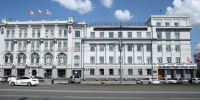 Напротив омской мэрии чуть ли не под корень обрезали молодые яблоньки - мэр пригрозил за это увольнением - ИА Новый Омск