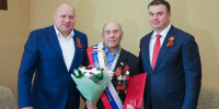 Виталий Хоценко и Сергей Шелест вручили двум участникам Великой Отечественной войны удостоверения "Почётный гражданин Омска" - Правительство Омской области