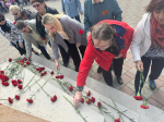 Депутат Анна Степаненко возложила цветы к памятнику строителей