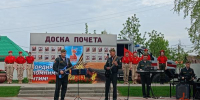 В Омске военнослужащие Росгвардии провели праздничный парад для постояльцев нежинского геронтологического центра - Росгвардия