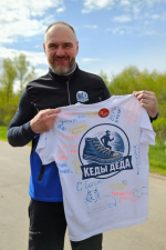 Омич Андрей Неридный завершил благотворительный забег "Кеды деда"
