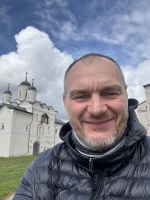 Омич Андрей Неридный завершил благотворительный забег "Кеды деда"