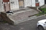 В Омске мужчина получил травмы на разрушающемся крыльце многоэтажки