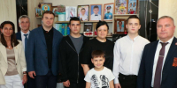 В Калачинске губернатор Омской области Виталий Хоценко навестил семью участника СВО - ИА Омскрегион