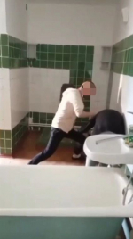 Скриншоты видеозаписи избиения, «всплывшей» в социальных сетях