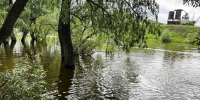 Не могла выбраться из воды: сельчанку спасли сотрудники МЧС России - МЧС России
