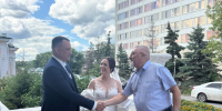 ЛДПР поздравила молодоженов в День семьи, любви и верности в Омске - ЛДПР