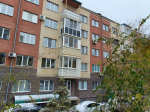В Омской области девочка выпала из окна, засмотревшись на котят