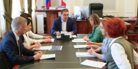 Виталий Хоценко и директор Дома народов России Анна Полежаева обсудили реализацию совместных проектов в сфере межнациональных отношений - Газета Омский пригород