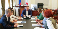 Виталий Хоценко и директор Дома народов России Анна Полежаева обсудили реализацию совместных проектов в сфере межнациональных отношений - Правительство Омской области