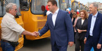 Губернатор Хоценко передал новые автобусы для школ Омской области - ИА Новый Омск