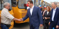 Виталий Хоценко передал 51 новый школьный автобус для образовательных учреждений Омской области - Правительство Омской области