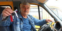 Виталий Хоценко вручил ключи от новых школьных автобусов - Комсомольская Правда