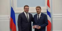 Виталий Хоценко наградил главу Омсктрансмаша званием Почётного гражданина области - 12 канал