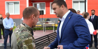 Губернатор Виталий Хоценко вручил ключи от спецавтомобилей ветеранам СВО - ИА Омскрегион