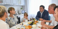 Виталий Хоценко навестил семью участника СВО в Муромцевском районе - Правительство Омской области