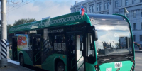 Транспорт Омска украсили российским триколором - СуперОмск