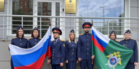 Офицеры следственного управления развернули знамена в честь Дня Государственного флага Российской Федерации - Следственный комитет